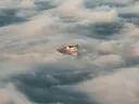 Kasteel dat boven een dichte wolkenlaag uitsteekt.