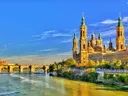 Basilica del Pilar in Zaragoza met stenen brug over de rivier de Ebro
