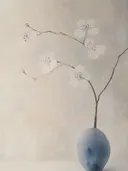 Schilderij van kersenbloesem in een blauwe vaas