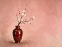 Schilderij van kersenbloesem in een glanzende oxblood-rode lakvaas, oosterse stijl in roze en goud