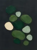 Kiezelstenen in de stijl Organic Geometry, in bosgroen, mos en bleek celadon, met een zacht crèmewit accent