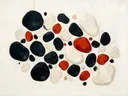 Kiezelstenen in de stijl Organic Geometry, in inktzwart en beenderwit, met één baan vermiljoen
