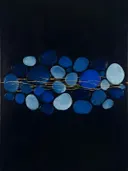 Kiezelstenen in de stijl Organic Geometry, in middernachtindigo, kobalt en bleek ijsblauw, met een dunne gouden lijn