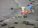 Kinderen aan het strand van Jozef Israels: figuren met kinderen, strand, zee en spelen, in licht grijsblauw