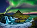 Noorderlicht boven de berg Kirkjufell in IJsland met een waterval op de voorgrond
