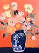 Stilleven met zachtroze en gele klaprozen in een donkerblauwe kruik op een felle oranje achtergrond.
