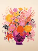 Stilleven met kleurrijk boeket van oranje, roze en gele bloemen in paarse vaas op crème achtergrond