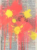 Abstracte inktspatten in koraalroze en geel over een krantenpapiertextuur