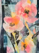 Collage van roze en koraalkleurige klaprozen met zwarte bladeren