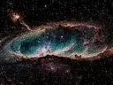 Kleurrijke sterrennevel met turkoois en koraalkleurige gaswolken tussen fonkelende sterren