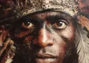 Close-up portret van krijger met beschilderd gezicht en verenkroon