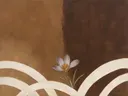 Schilderij van krokus in poederroze en bruin, in vlakke kleurvlakken