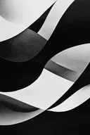 Kruisende lintvormige vlakken in zwart-witte compositie