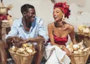Schilderij van een lachend Afrikaans paar tussen marktmanden met uien