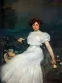 Lady Baladia portrait van Ramon Casas: portret met vrouw, witte jurk, bloem en buiten, in wit met donkerblauw