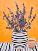 Stilleven met blauw-wit gestreepte vaas met lavendel en een klein oranje kopje tegen een oranje achtergrond