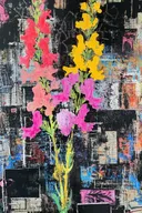 Schilderij van kleurrijke bloemtrossen tegen een zwarte graffiti-collage van gebouwen
