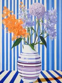 Stilleven met oranje lelies en paarse hortensia's in een gestreepte kruik tegen blauw gestreepte achtergrond.