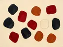 Losse kiezelstenen in de stijl Organic Geometry, in diep rood, roestoranje en romige crème, met diepzwart