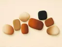 Losse kiezelstenen in de stijl Organic Geometry, in terracotta, roestoranje en romige crème, met een diepzwart accent