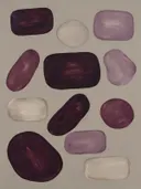 Losse kiezelstenen in de stijl Organic Geometry, in diep aubergine, pruim en verstoft lila, met bleek oestergrijs