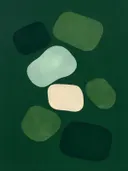 Losse kiezelstenen in de stijl Organic Geometry, in bosgroen, mos en bleek celadon, met een zacht crèmewit accent