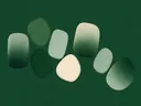 Losse kiezelstenen in de stijl Organic Geometry, in bosgroen, mos en bleek celadon, met een zacht crèmewit accent