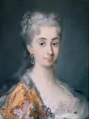 Lucrezia Mocenigo van Rosalba Carriera: portret met vrouw, bloemen in het haar, gebloemde jurk en parels, in roze en grijs