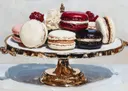 Stilleven van gekleurde macarons gestapeld op een gouden taartstandaard