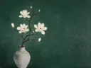 Schilderij van magnolia in een bleke, ongeglazuurde steengoed vaas, oosterse stijl in dennengroen