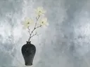 Schilderij van magnolia in een antracieten vaas met een fijn gebarsten goudlijn-glazuur, oosterse stijl in verweerd zilver