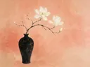 Schilderij van magnolia in een mat zwarte vaas met een dun geschilderd goudmotief, oosterse stijl in koraal en goud