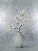 Schilderij van magnolia in een bleke, ongeglazuurde steengoed vaas, oosterse stijl in verweerd zilver