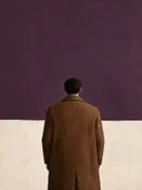 Man op de rug gezien in aubergine, mid-century modern schilderij