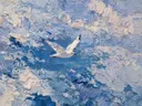 Schilderij van een vliegende meeuw boven blauwe zee