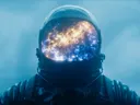 Close-up van een astronautenhelm met een weerspiegeling van een sterrenstelsel in het vizier.