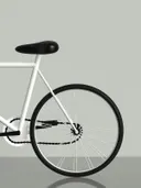 Close-up van het achterwiel en zadel van een zwart-witte fiets