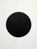 Minimalistisch schilderij met één zwarte bol op een crèmekleurige achtergrond.
