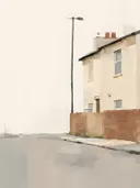 Straathoek met huis en lantaarnpaal in de mist