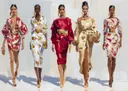 Schilderij van vijf vrouwen in kleurrijke jurken die over een catwalk lopen