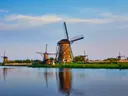 Traditionele Nederlandse windmolens van Kinderdijk weerspiegeld in het water