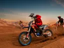 Motorcrossers in kleurrijke pakken die met hun motoren door een zanderig parcours racen.