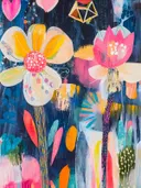 Gele en roze bloemen met hartjes op een donkerblauwe achtergrond