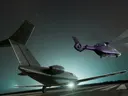 Een privéjet op een landingsbaan bij nacht met een paarse helikopter die opstijgt onder een sterrenhemel.