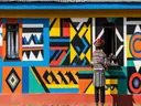 Schilderij van een kleurrijk beschilderd Ndebele huis met geometrische patronen