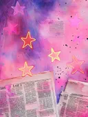 Popart schilderij met neon roze, rode en gele sterren op een paars-roze achtergrond met krantenfragmenten