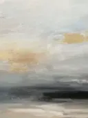 Abstract nevelig schilderij in zand- en grijstinten met gouden accent