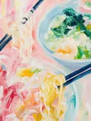 Schilderij van noedels met eetstokjes naast een kom salade.
