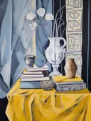 Stilleven met witte kannen, boeken en Chinese decoratieve objecten op een geel kleed tegen blauw gordijn.