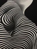 Zwart-wit optische kunst met een gestreept, spiraalvormig golvend patroon.
